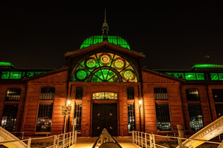 Hamburg Fischauktionshalle Abend beleuchtet