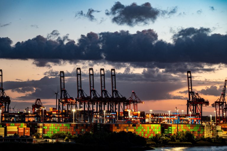 Hamburg Hafenkräne Containerschiffe Sonnenuntergang