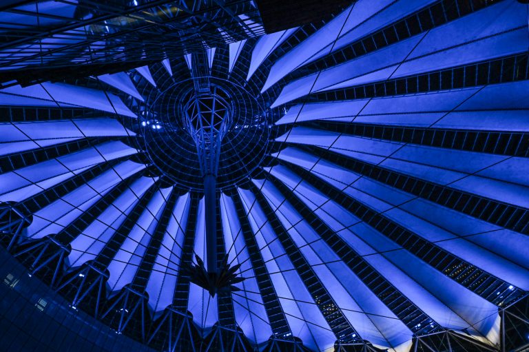 Berlin SonyCenter Kuppel Dach beleuchtet