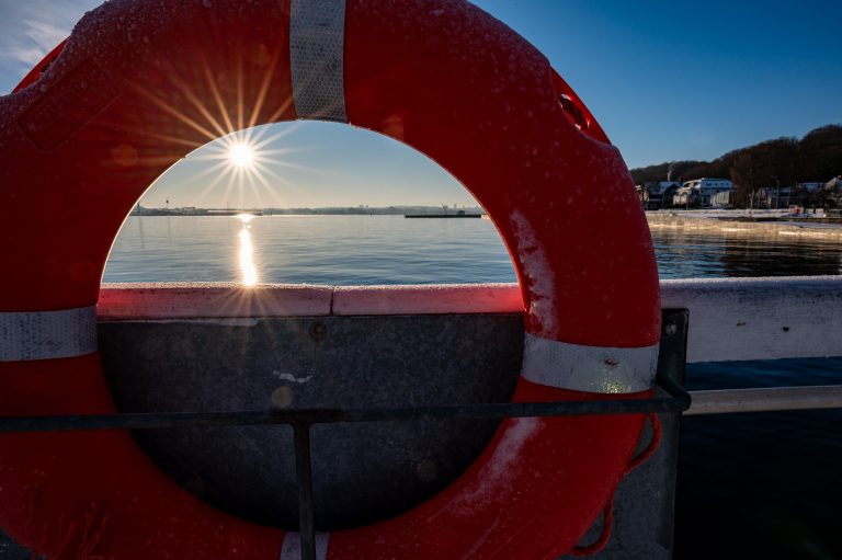 Kieler Förde Rettungsring Morgensonne